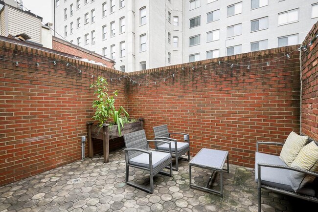 Building Photo - 1421 Hopkins St NW