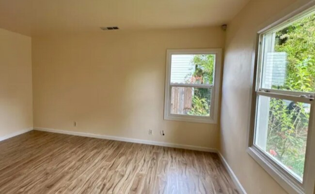 Building Photo - Cute As A Bug 2/1 Tahoe Park Gem!  Please read entire ad for viewings.