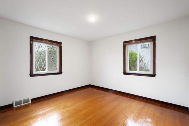 Building Photo - MOVE IN TODAY! DON'T MISS THIS NEWLY RENOV...