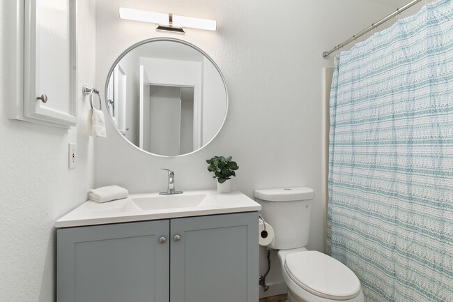 Building Photo - Newly updated, quiet condo in GREAT locati...
