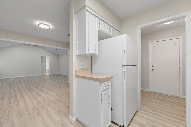 Building Photo - 608 Pleasant Manor Ave