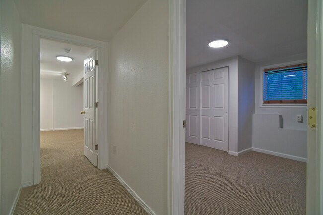 Building Photo - 809 S Summit Ave