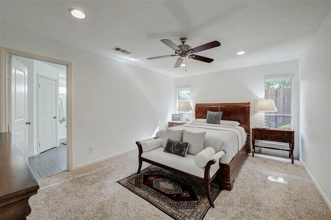 Building Photo - 2907 Fontana Dr