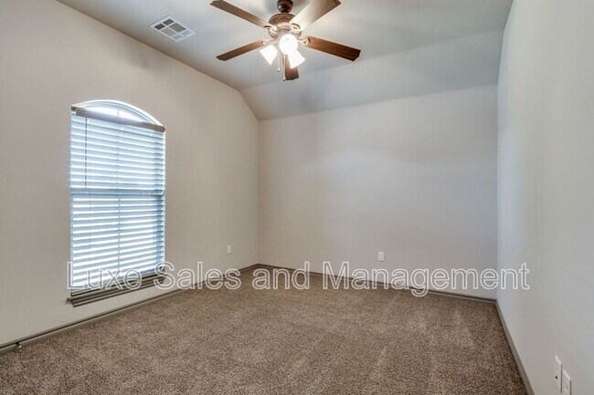 Building Photo - 6133 Oxnard St
