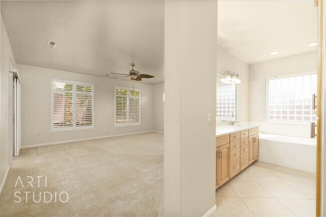 Building Photo - Stunning 3-Bedroom Home with Private Backy...