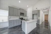 Building Photo - 837 Queenswood St