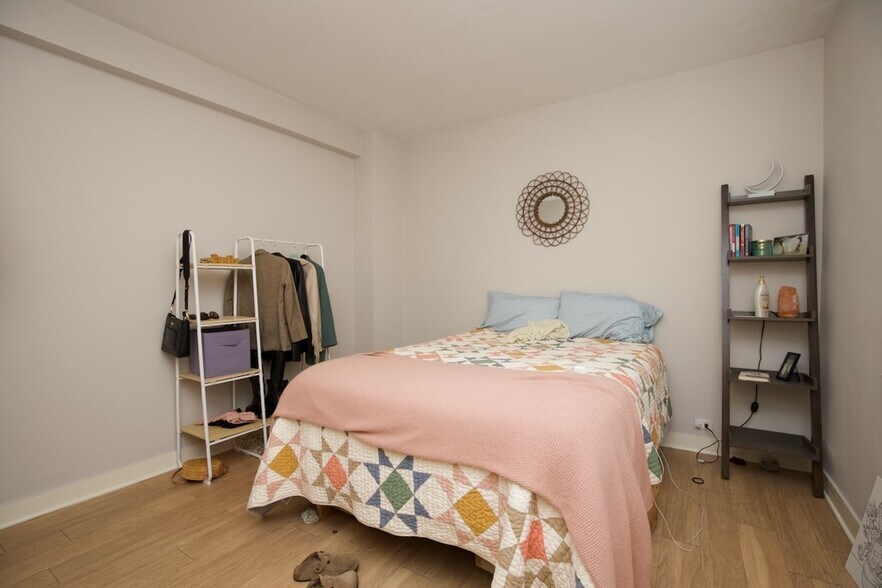 Building Photo - 511 W Belmont Ave