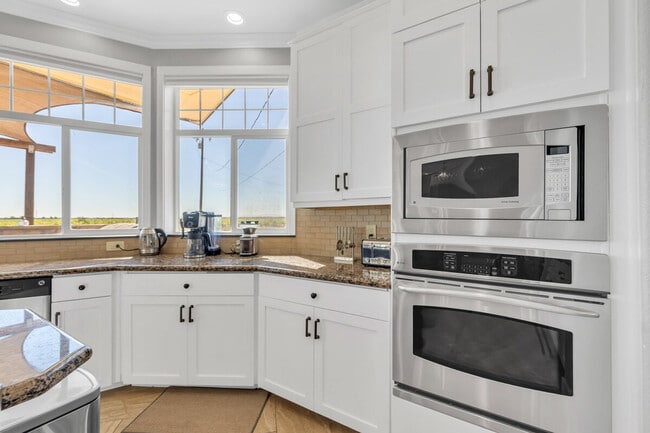 Building Photo - 53953 S River Rd