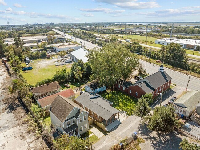 Building Photo - Charming Single-Family Home