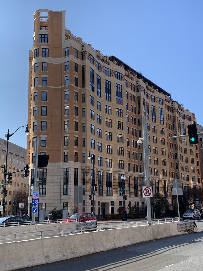 Building - 400 Massachusetts Ave NW