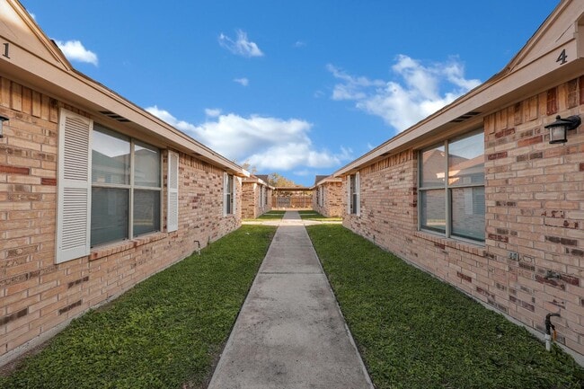 Building Photo - 2111 W Western Dr