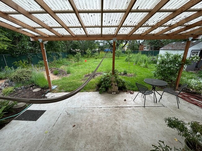 Building Photo - 3 Bedroom single level home w/garage AND free landscaping