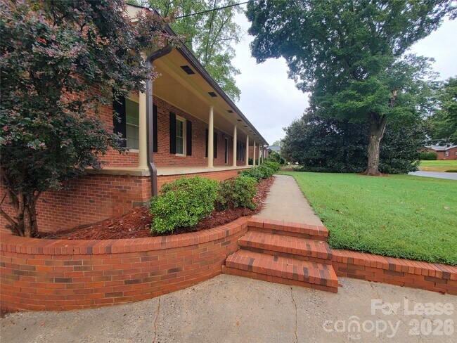 Building Photo - 614 Carolina Ave S