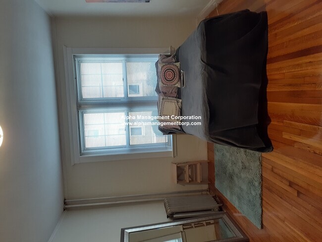 Building Photo - 90 Maple St