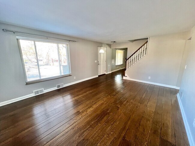 Building Photo - Immaculate large Kennedy Heights Home!