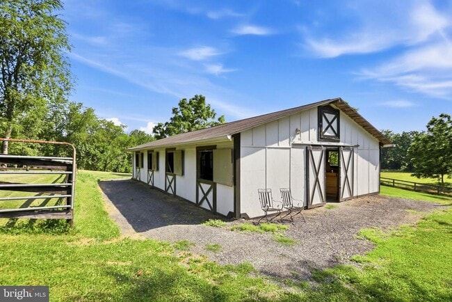 Building Photo - 39088 Bolington Rd