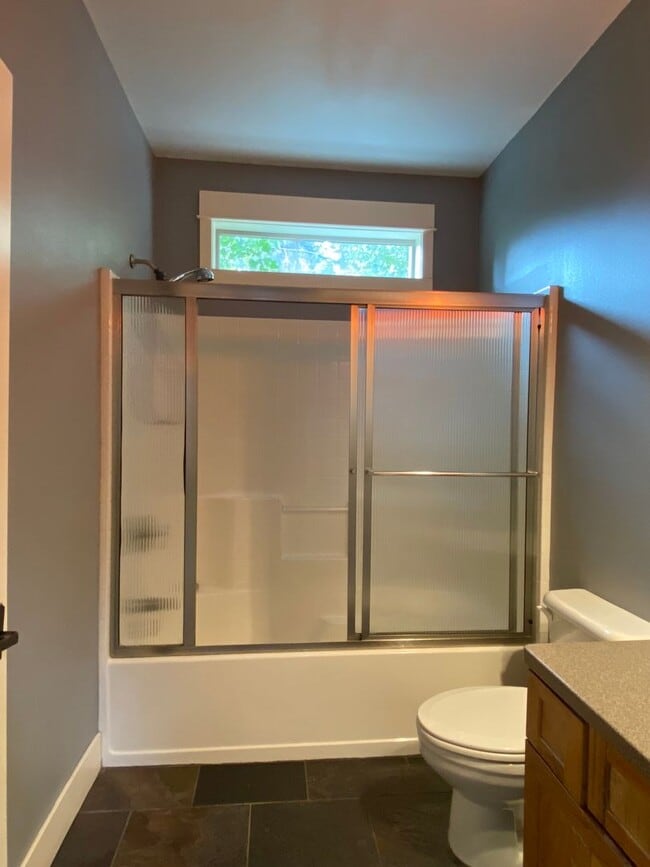 Building Photo - Spacious 3 BR w/ all wood floors and great midtown Bend location