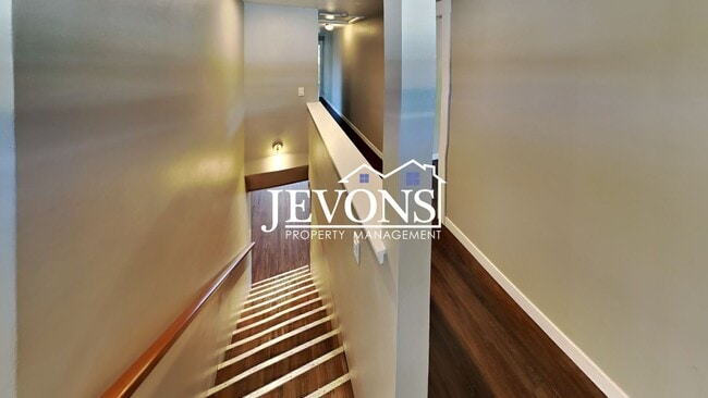 Building Photo - Near Randall Park - Charming home with two kitchens and washer/dryer included!