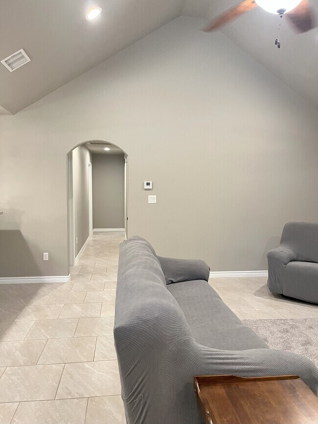 Building Photo - 905 Roadrunner Spur