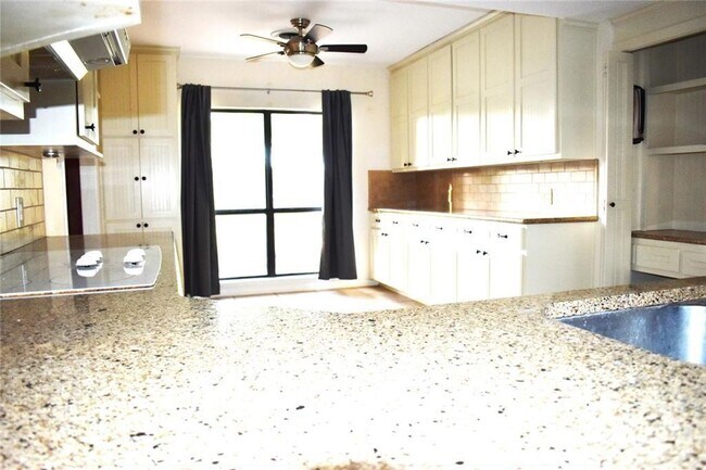 Building Photo - Executive Home / Rockdale, TX / Milam Coun...