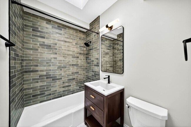 Building Photo - 19 E 1st St