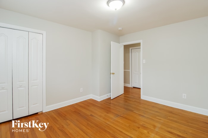 Building Photo - 690 Valley Brook Ln