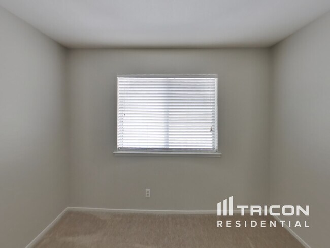 Building Photo - 5033 Golfridge Dr