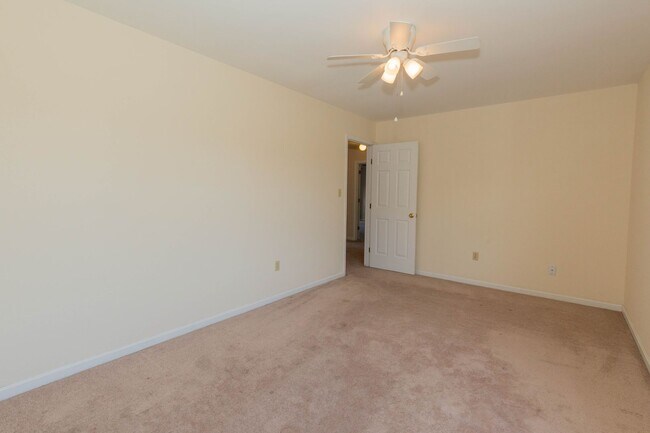 Building Photo - 4 bed, 3.5 bath Single Family Home in Charles Town, WV