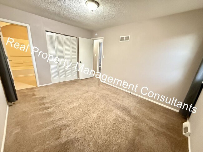 Building Photo - 3 Bedroom Split-Level Home in Sought-After...
