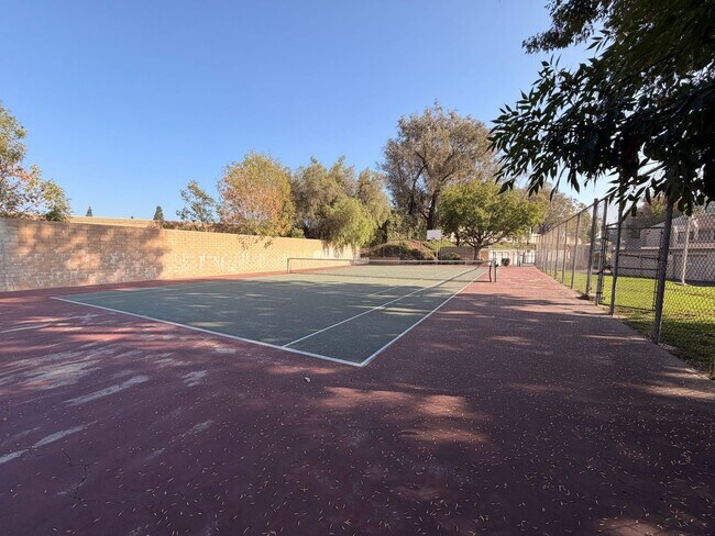 Building Photo - 2 Bed, 2 Bath Fullerton Condo For Rent w/ ...