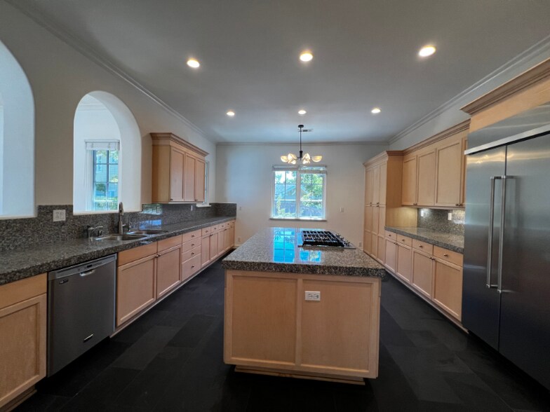 Building Photo - 6 Whiting Ct