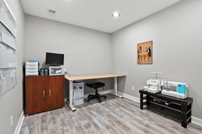 Building Photo - Four bedroom, 3 Bathroom with Bonus Room a...