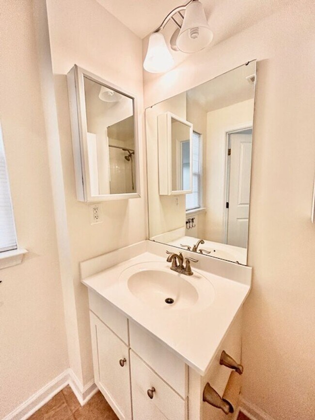 Building Photo - Welcome to the desirable Howard Square