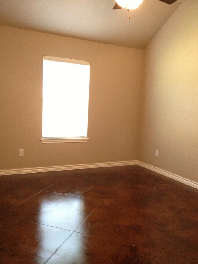 Building Photo - 617 Paseo del Plata Dr