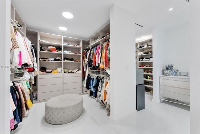 Building Photo - 300 Biscayne Blvd Way