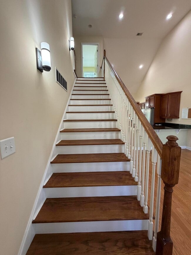 Building Photo - 382 Preston Ave