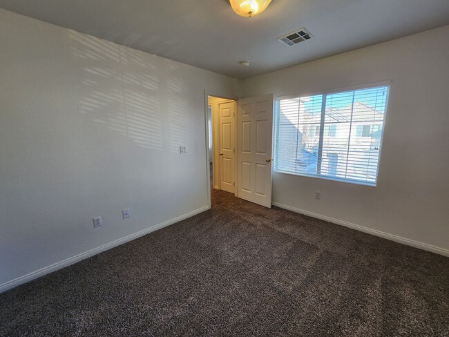 Building Photo - Nice 3 bedroom 2.5 bath home in a gated co...