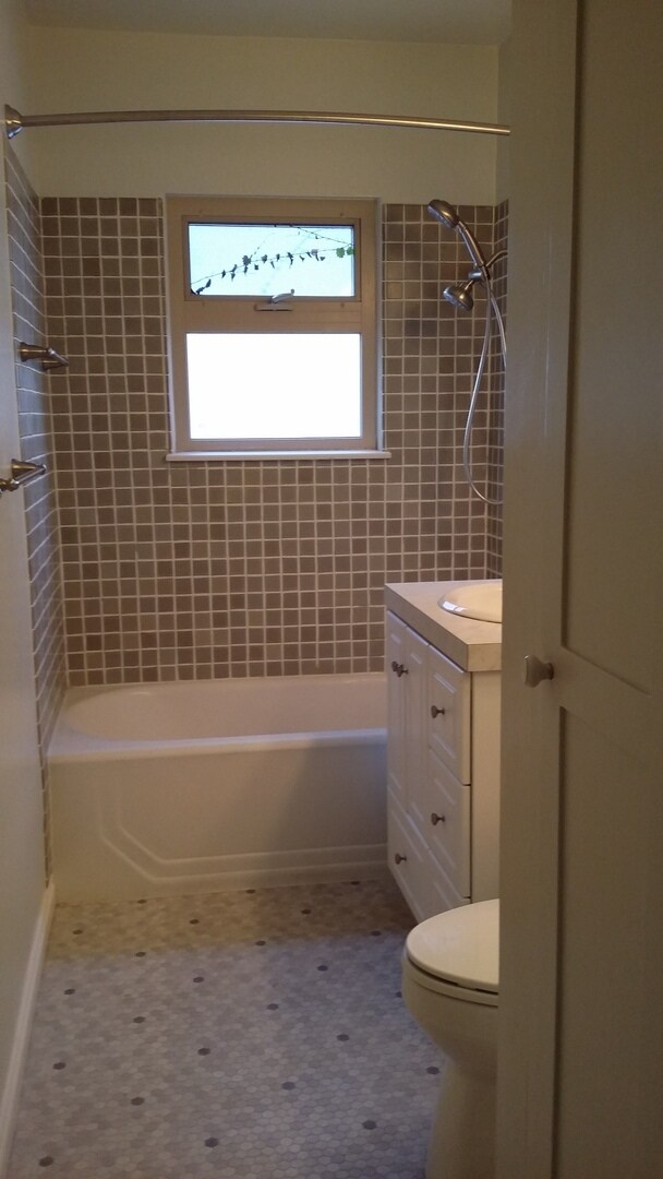 Building Photo - Occupied, do not disturb tenants. Barge-Chestnut Historic District Craftsman 2br 2ba home, with a...