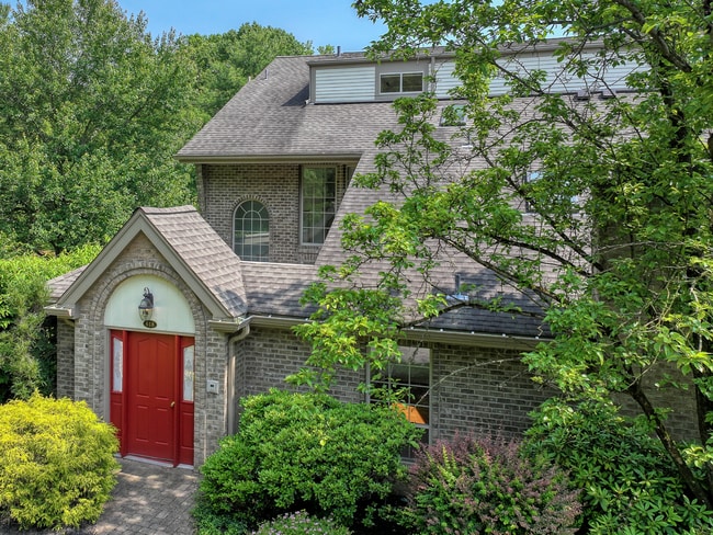 Building Photo - Fox Chapel Luxury Townhome, 4 Bedrooms, 3.5 Bathrooms, 3 Care Garage, Finished Basement.