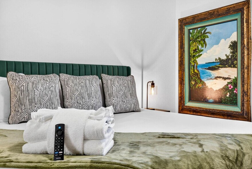 Building Photo - 310 W Warren Ave