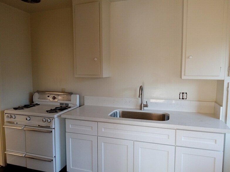 kitchen - 2323 W 6th St