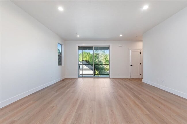 Building Photo - BRAND NEW 3 bed 3.5 bath townhouse