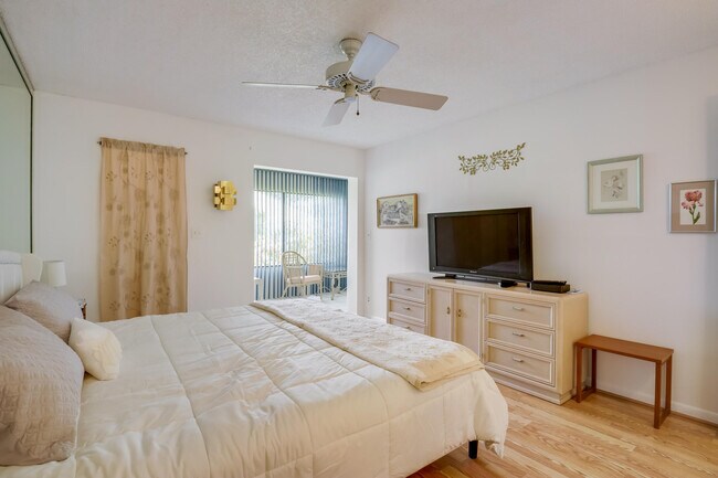 Building Photo - 3154 Via Poinciana