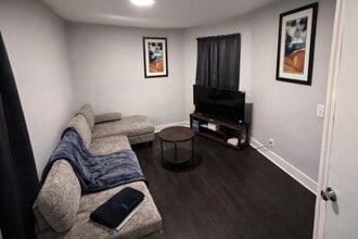 Building Photo - 818 Broad St