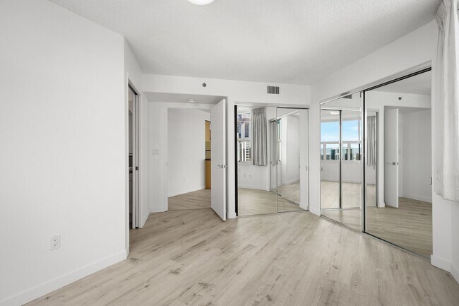 Building Photo - 801 S King St