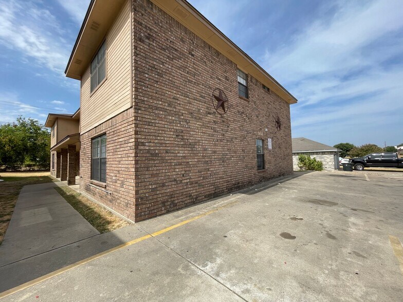 Primary Photo - 904 Clairidge Ave