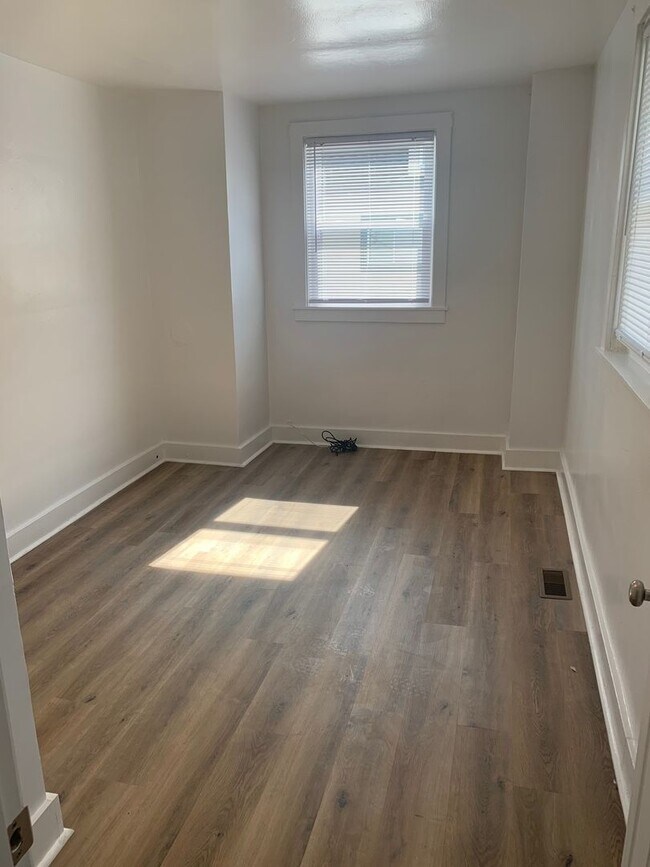 Building Photo - Luxury Rental - South Side Flats