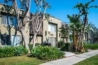 Building Photo - 5851 Hazeltine Ave