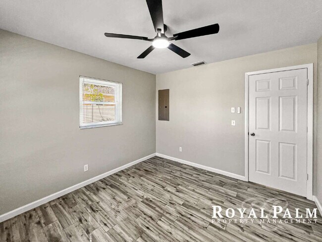 Building Photo - 2 Bed / 1 Bath | Fort Myers | Spring Into This One and Save $500