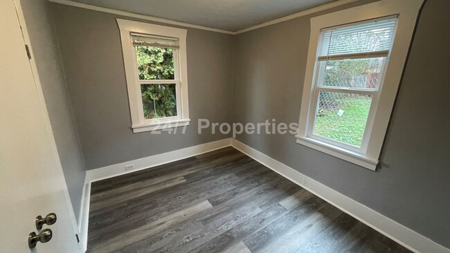 Building Photo - Huge Property w/ 2BD Home - Milwaukie, OR